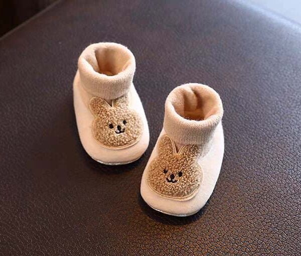 ჩვილი ბავშვის ბაჩიები წინდის ყელზე